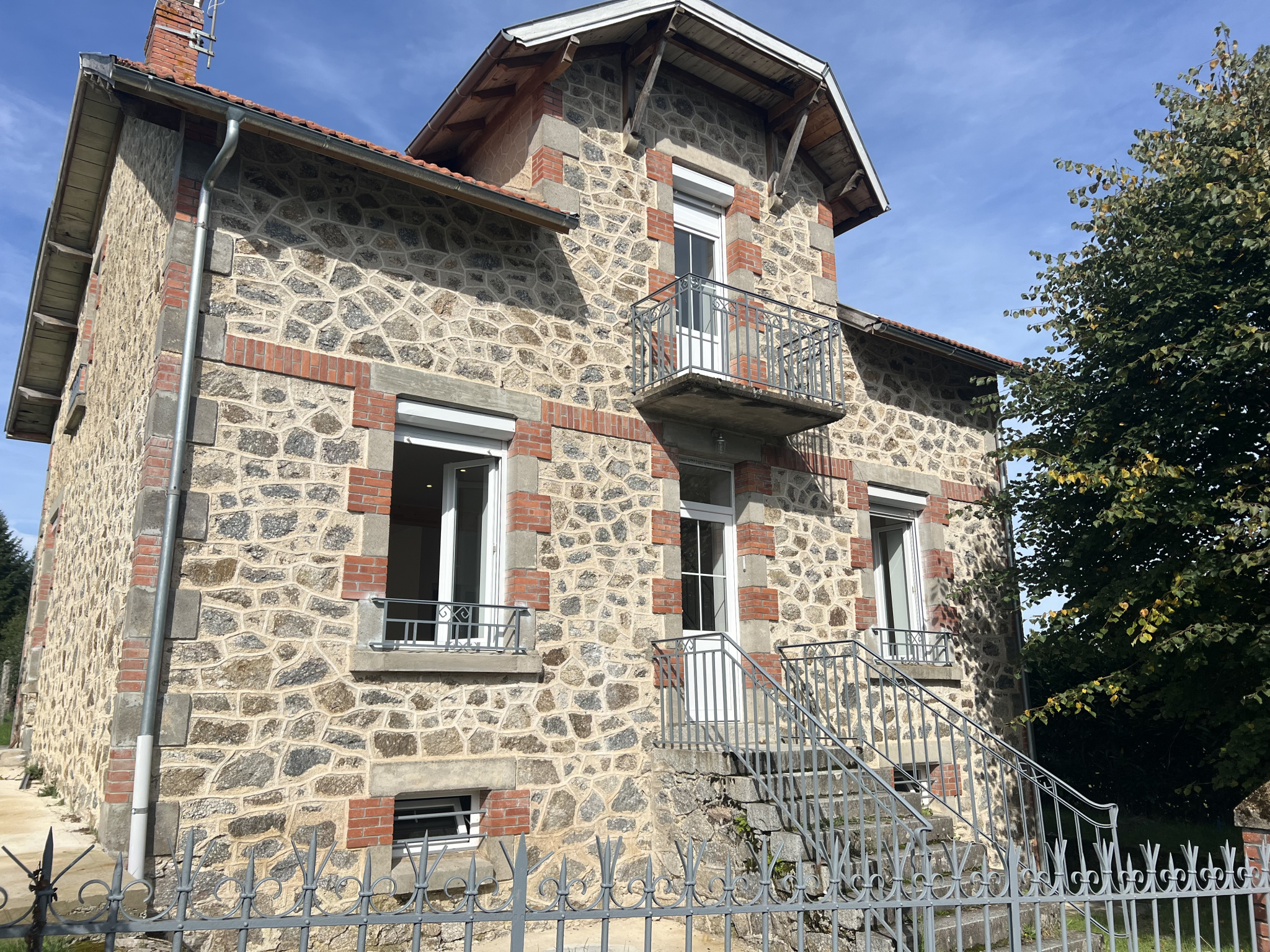Maison rénovée avec grand terrain